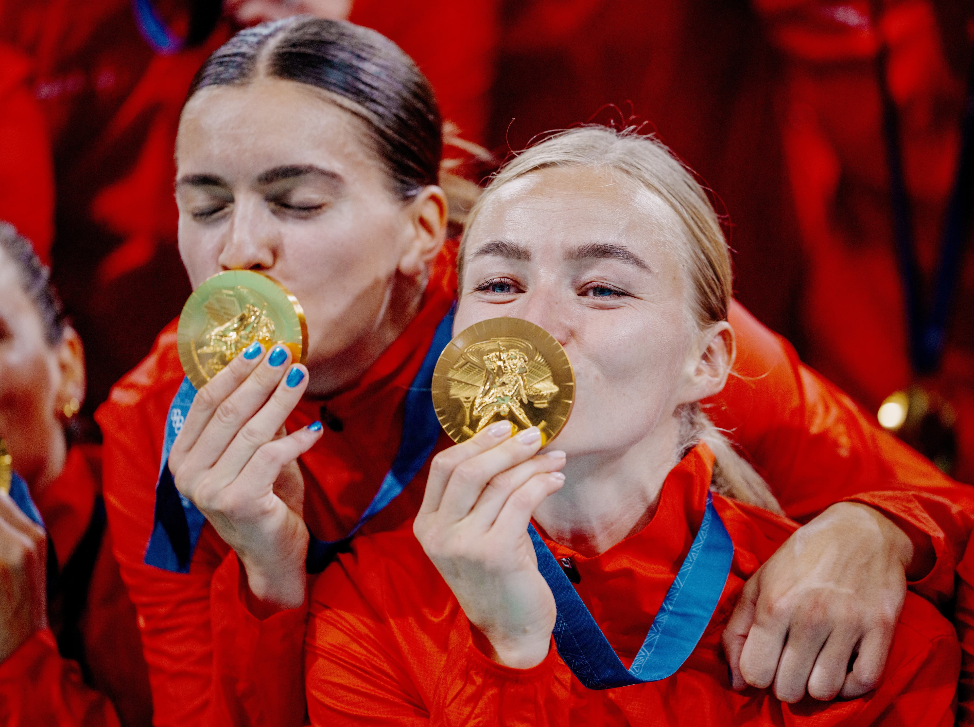 Stine Skogrand og Stine Oftedal Dahmke kysser hver sin gullmedalje.